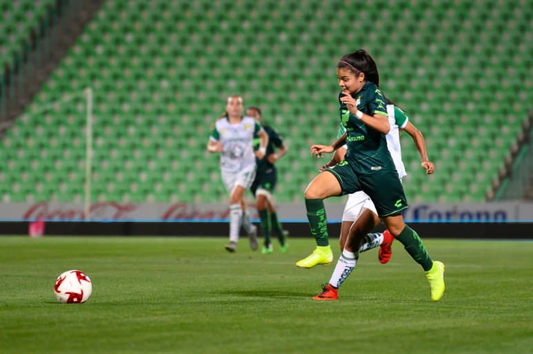 Su gran futbol ha destacado con el Santos Femenil, donde lleva anotados varios goles, el último en la derrota frente al Atlas. (JORGE MARTÍNEZ MAURICIO)