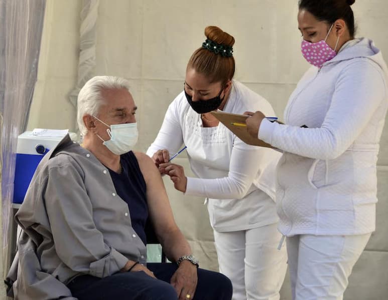 Contento. Tras recibir la vacuna en la Clínica 22 del IMSS en la Alcaldía Magdalena Contreras, el cantante Enrique Guzmán pidió a las personas a través de un video colocado en las redes del Seguro Social, que se vacunen.