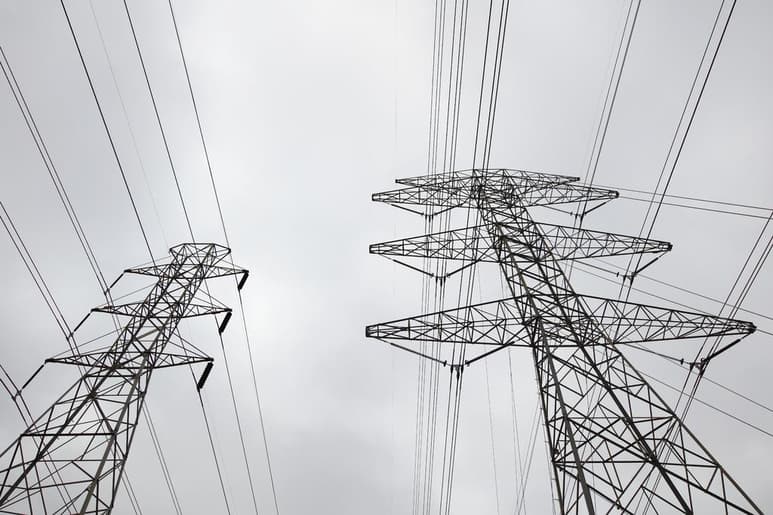 Casi 185,000 viviendas y negocios todavía estaban a oscuras el viernes por la mañana según la página web poweroutage.us, comparado con unos 3 millones dos días atrás. Las autoridades dijeron que aún podría haber apagones selectivos limitados.
(EFE)