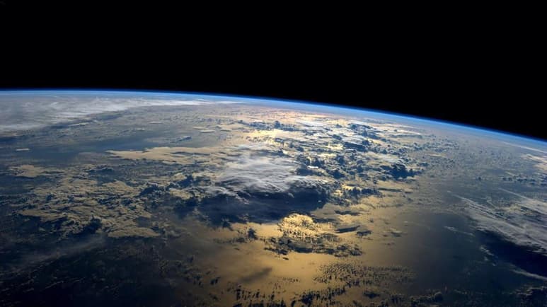 La historia de la Tierra sufrió un punto de inflexión hace 42,000 años, cuando una inversión de los polos magnéticos produjo una ruptura temporal de campo magnético, lo que provocó importantes cambios ambientales globales y extinciones masivas, según un estudio que publica Science. (ESPECIAL)