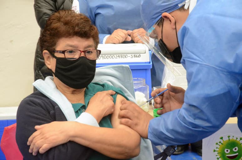La Secretaría de Salud del estado, informó este viernes que no se han presentado reacciones adversas y que por municipios, la vacunación va en tiempo y forma y avanza de la siguiente manera:
(ARCHIVO)
