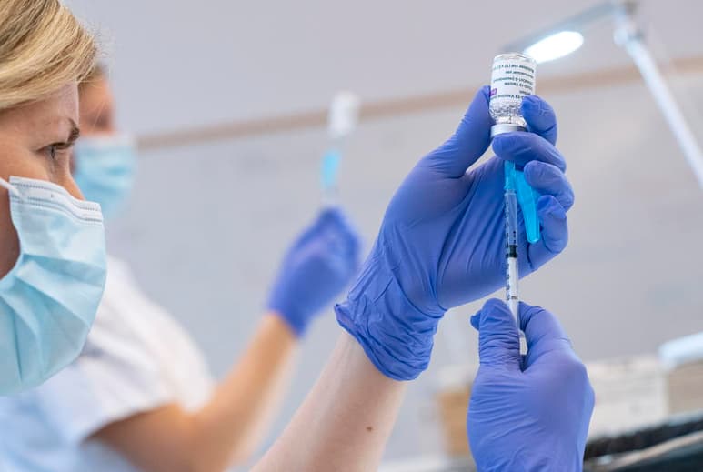 La vacuna contra la COVID-19 desarrollada por Oxford/AstraZeneca tiene una eficacia del 76 % tras la primera inyección, mientras que esa cifra se eleva al 82 % tras una segunda dosis inoculada tras un intervalo de '12 semanas', según revela hoy un estudio publicado por The Lancet. (ARCHIVO)