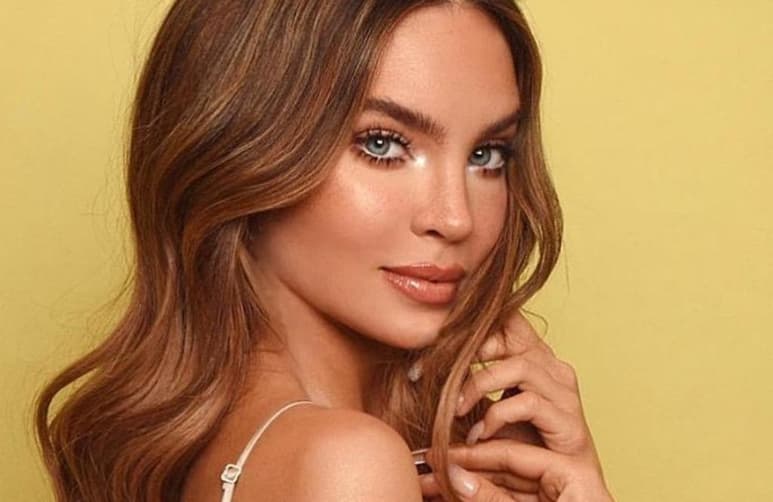 La cantante lució sus curvas en traje de baño desde un hotel en Acapulco (@BELINDAPOP)