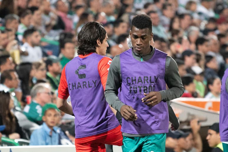 La Liga MX comunicó que se averiguará lo sucedido el jueves por la noche en el estadio Alfonso Lastras, escenario de insultos racistas al jugador del Santos, Félix Torres. (ARCHIVO)