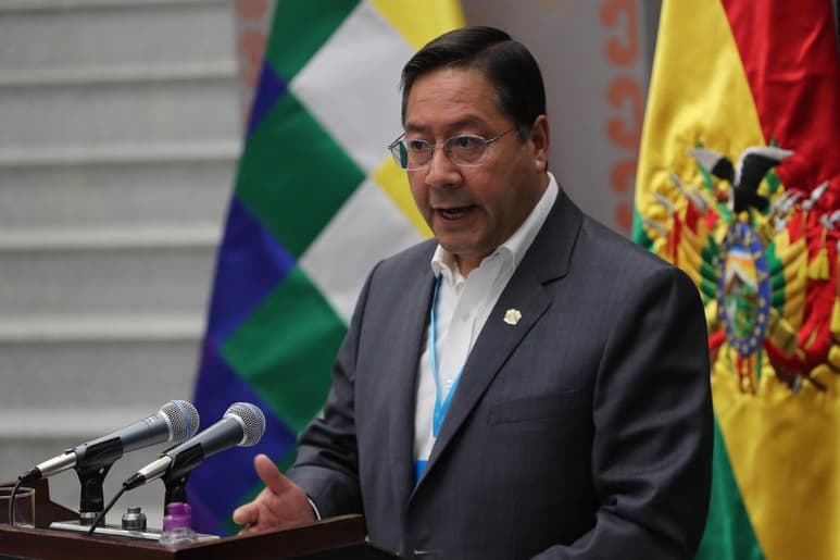 El presidente de Bolivia, Luis Arce, manifestó este viernes que 'muy pronto' comenzará el programa general de vacunación contra la COVID-19 que llegue a todos los bolivianos e insinuó que para su distribución debe trabajar con gobernaciones y alcaldías que quieran coordinar con su Gobierno. (ARCHIVO)