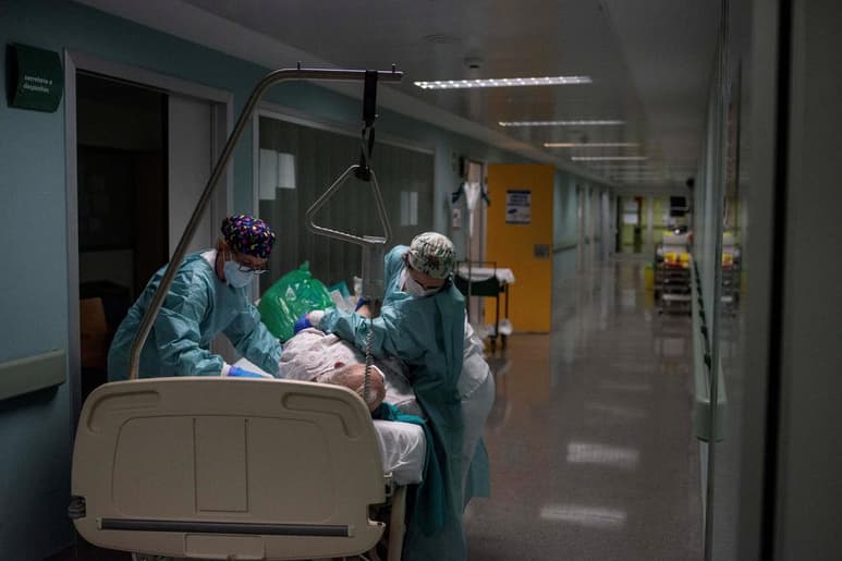 La incidencia de la COVID-19 en España sigue bajando y hoy registró 294.7 casos por cada 100,000 habitantes, cifra similar a la de principios de enero, mientras los fallecimientos continúan también disminuyendo, con 397 muertes en las últimas 24 horas, más de un centenar menos que hace una semana, de acuerdo a los últimos datos oficiales. (ARCHIVO)