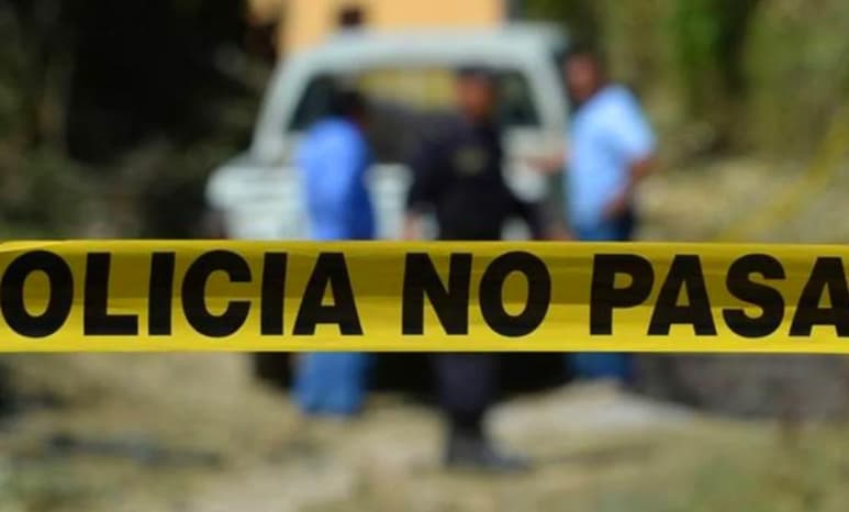 Se trataba de Roberto Jesús Ricoy Hernández, de 36 años de edad, originario de ese municipio, quien apenas este mes se había incorporado a trabajar como capacitador electoral, quien fue asesinado con varios impactos de bala sobre la calle José María Ruiz, esquina con Valenciana, en la comunidad de Plateros, según consta en los reportes policiales.
(ARCHIVO)