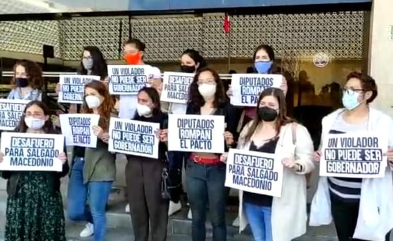Sofía Castro, una de las mujeres que acudieron a esta solicitud, aseguró que la petición desafuero no persigue fines políticos, sino de derechos de las mujeres que acusan al senador de Morena.
(ESPECIAL)
