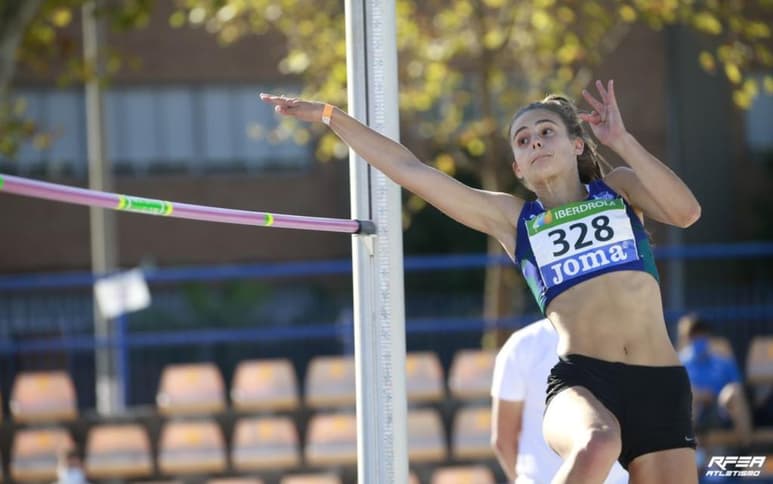 La mexicana Sophia Isadora Molina, atleta del Moratalaz, se mostró satisfecha por su actuación en los Campeonatos de España en pista cubierta, en los que consiguió su mejor marca personal en pentatlón (3,919 puntos), en una jornada marcada por el nuevo récord nacional de la española María Vicente, a la que definió como su 'referente'. (CORTESIA/ ESPECIAL)