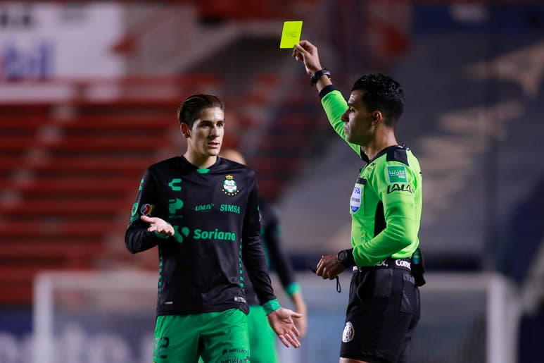 El duelo entre Atlético de San Luis y Santos Laguna tuvo más polémica que futbol. El encuentro terminó con expulsiones y un supuesto acto de racismo en contra del ecuatoriano Félix Torres. (JAM MEDIA)