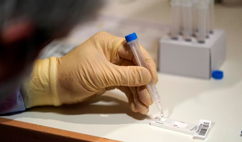 Los Centros para el Control y la Prevención de Enfermedades (CDC) de Estados Unidos confirmaron este viernes el primer caso de la variante brasileña de COVID-19 en Florida, un estado que sobrepasó las 30,000 muertes por esta enfermedad. (ARCHIVO)