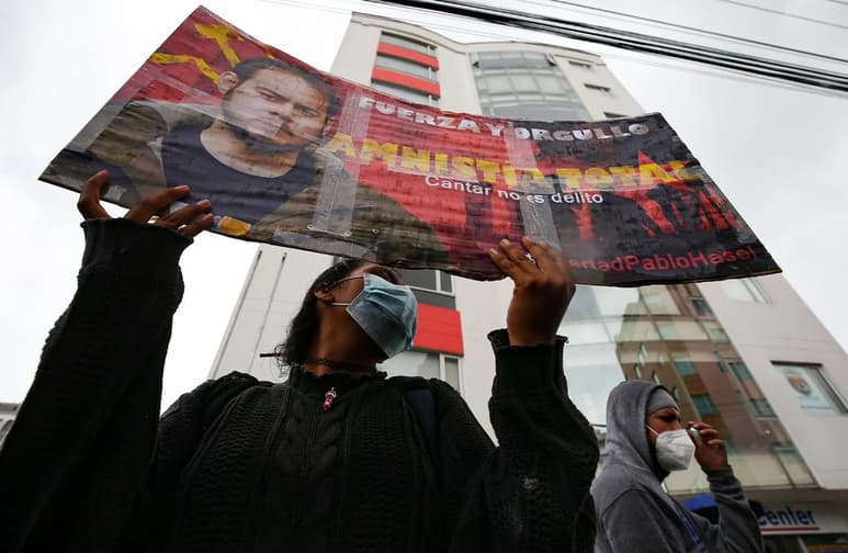 Las protestas y disturbios callejeros desatados en España por el encarcelamiento del polémico rapero Pablo Hasél han provocado un nuevo episodio de tensión en el Gobierno de coalición en España, después de que la formación izquierdista Podemos, socio minoritario del Ejecutivo, haya evitado condenar la violencia provocada por los manifestantes, que han causado importantes destrozos en ciudades como Barcelona y Madrid. (ARCHIVO)