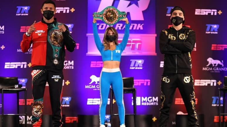 Tras completar sin problemas el pesaje oficial rumbo a su batalla, Miguel Berchelt y Óscar Valdez, quienes marcaron el tope de la división de los superplumas, las 130 libras, subirán este sábado a protagonizar un pelea de pronóstico reservado, en la burbuja del MGM Grand de Las Vegas. (ESPECIAL/ FOX SPORTS)