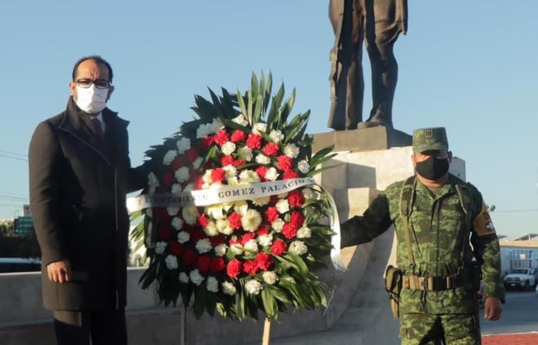 El síndico municipal, Omar Castañeda, colocó una ofrenda en el Monumento al Soldado, ubicado justamente en el bulevar Ejército Mexicano ubicado en una de las principales entradas a Gómez Palacio. (DIANA GONZÁLEZ)