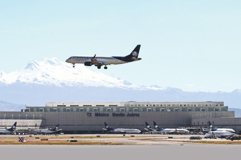 La Secretaría de la Función Pública de México multó este viernes con 110 millones de pesos (unos 5.3 millones de dólares) a una antigua subgerente del aeropuerto de Ciudad de México que pagó tarde a hacienda el Impuesto al Valor Agregado (IVA) recabado con la tarifa de uso de la infraestructura. (ARCHIVO)