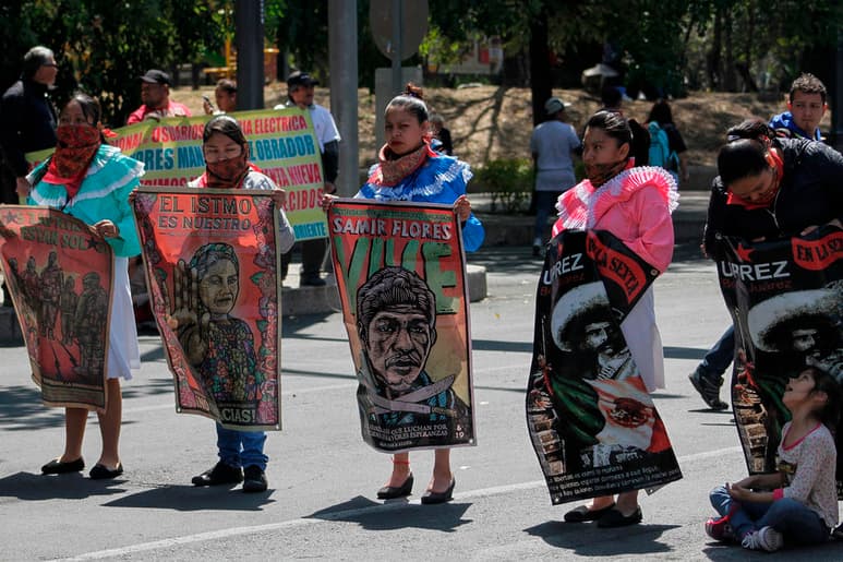 Integrantes del Frente de Pueblos en Defensa de la Tierra y el Agua marcharon de la iglesia El Calvario al zócalo de Cuernavaca para denunciar que a dos años del asesinato del activista, Samir Flores Soberanes, la Fiscalía General del Estado (FGE) no ha presentado resultados en las investigaciones y tampoco hay detenidos. (ARCHIVO)