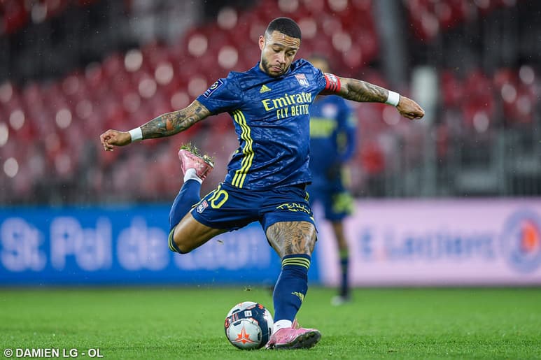 Memphis Depay anotó de penal el tercer tanto del Lyon, en la victoria de su equipo 3-2 sobre Brest. (CORTESÍA LYON)