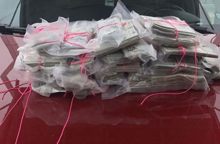 Autoridades de Estados Unidos decomisan 16 paquetes de dinero en efectivo no declarado en un automóvil.