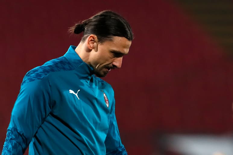 Zlatan Ibrahimovic recibió insultos de un aficionado del Estrella Roja de Belgrado, en el partido del jueves de la Liga de Europa. (AP)