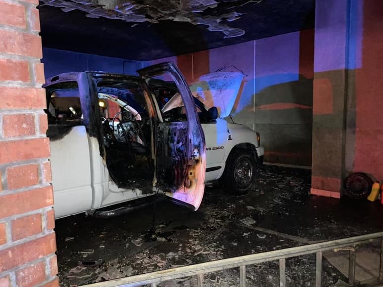 La unidad no se encontraba en exhibición, estaba estacionada en una cochera del negocio.