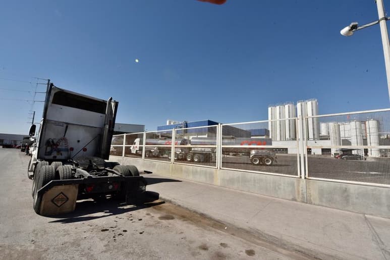 El presidente de la Cámara Agrícola y Ganadera de Torreón, Mario Valdés Quintanilla, dijo que las principales afectaciones por los apagones se registraron en plantas procesadoras de alimentos, cuartos fríos, empaques y establos. (ERICK SOTOMAYOR)