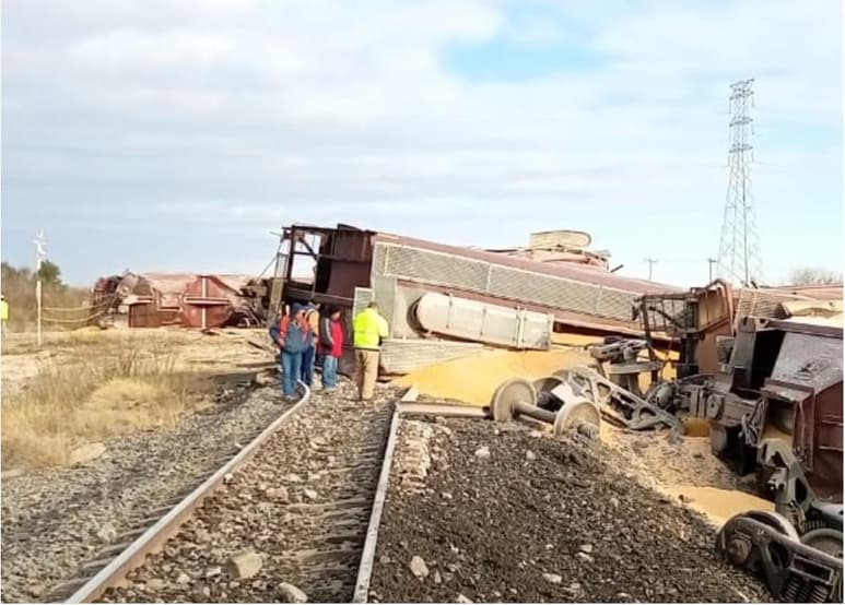 Se descarrilaron 11 furgones que transportaban alrededor de 800 toneladas de maíz cada uno, lo que paralizó el tránsito.