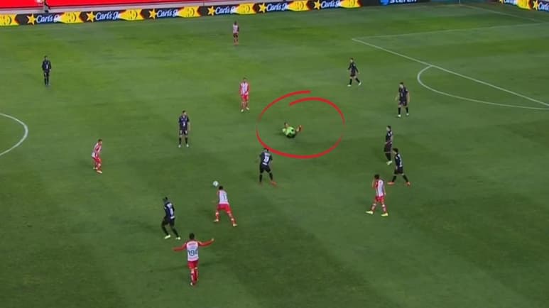 Marchaba el minuto 51 del partido entre Necaxa y Rayados, cuando el árbitro central Luis Enrique Santander, recibió el impacto de un balón y cayó derrumbado al césped del estadio Victoria. (ESPECIAL)