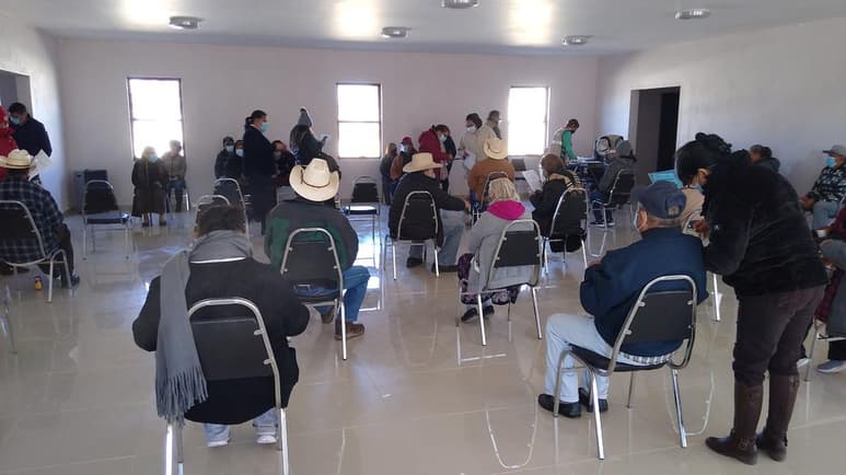 En el acceso al auditorio, además de todas las medidas de sanidad, las autoridades tenían a la mano cubrebocas y guantes, para aquellas personas que acudieron sin dicho aditamentos. (EL SIGLO DE TORREÓN)