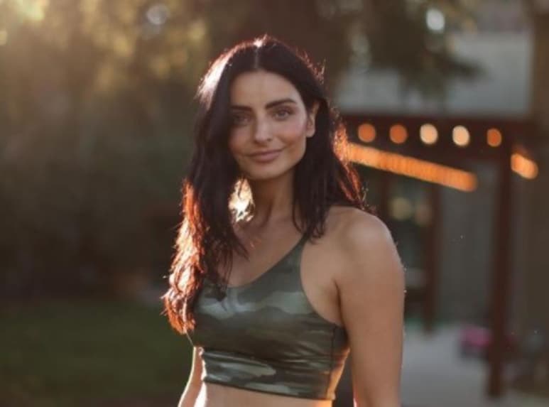 Este fin de semana la influencer, actriz y modelo Aislinn Derbez cautivó a través de Instagram con una sensual fotografía en lencería negra. (Especial)