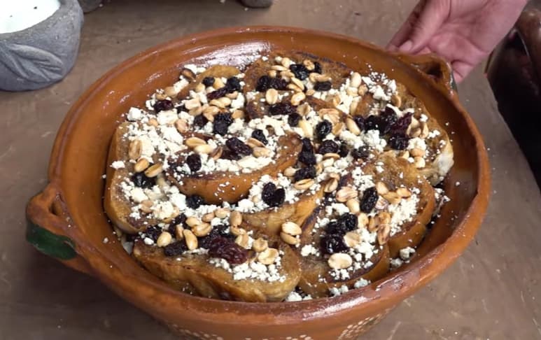 Brenda compartió la receta de una rápida capirotada. (YOUTUBE / La Cocina En El Rancho)