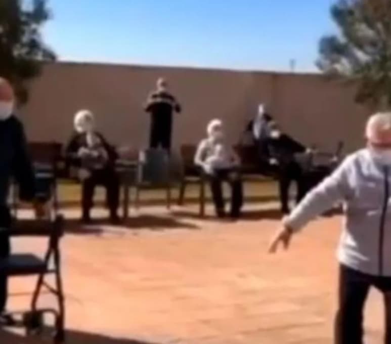 A poco más de una semana de haber iniciado la jornada de vacunación en México a personas de la tercera edad, distintas celebraciones se han vuelto virales en las redes sociales. (Especial)