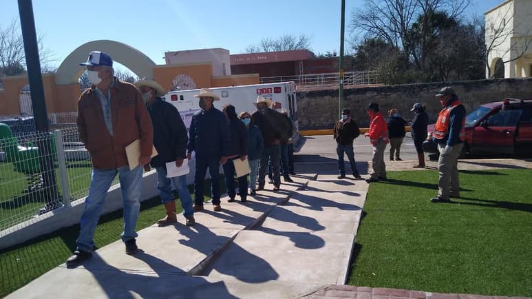 Algunos de los adultos mayores del municipio de Guerrero que fueron convocados para recibir la primera dosis de la vacuna contra el COVID-19, de la empresa farmacéutica AstraZeneca, decidieron llegar con dos horas de anticipación pese a la recomendación de acudir a la hora que se les asignó. (EL SIGLO DE TORREÓN)