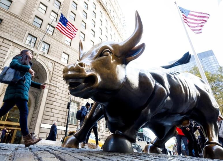 La icónica estatua del toro de Wall Street, símbolo y atracción turística de la zona financiera de Nueva York, ha quedado huérfana tras el fallecimiento a los 80 años de su autor, el escultor italiano Arturo di Modica, según informaron este sábado medios locales. (Especial)