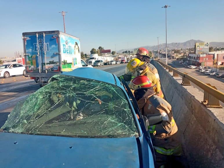 Mueren dos hombres prensados en choque múltiple registrado en lo alto del puente Tlahualilo, ubicado sobre el Periférico de Gómez Palacio, tres personas más resultaron heridas. (EL SIGLO DE TORREÓN)