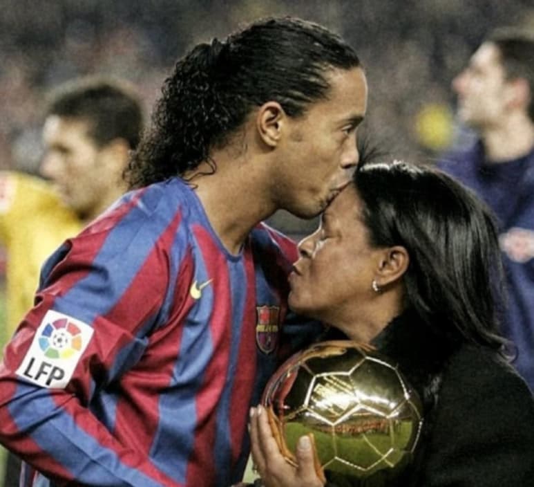 La mamá del jugador brasileño Ronaldinho, Dona Miguelina estuvo luchando durante los últimos meses contra el COVID-19, de acuerdo a medios locales falleció esta tarde en Brasil. (ESPECIAL / TWITTER/ SPORTS CENTER)