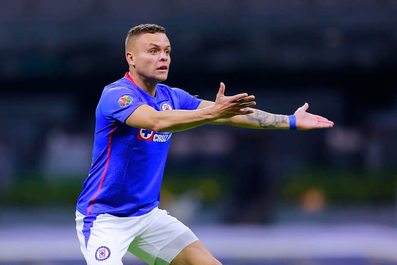 Jugada para cantar el tercer gol de Cruz Azul. Luis Romo saca al portero Luis García de Toluca, y cuando tira el balón va al poste… La pelota queda viva, directo a Jonathan Rodríguez quien dispara, pero… (JAM MEDIA)