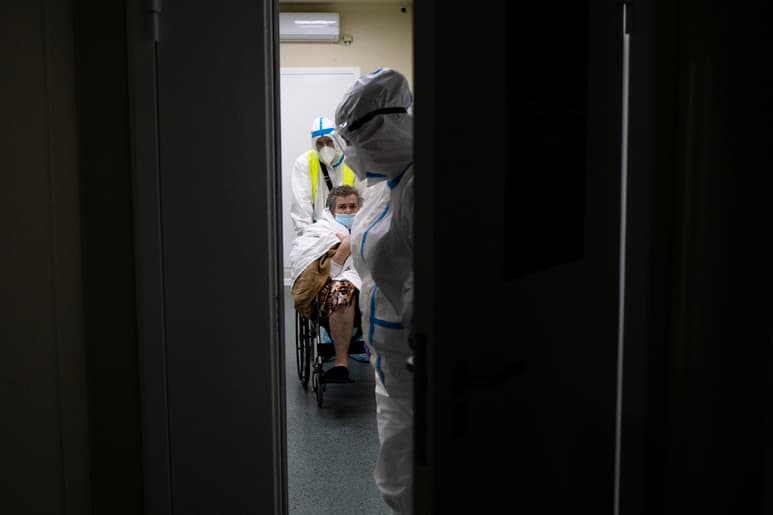 El Ministerio de Sanidad de Rusia registró una nueva vacuna anti-COVID, la CoviVac, la tercera desarrollada en el país, anunció este sábado del primer ministro ruso, Mijaíl Mishustin. (AP)