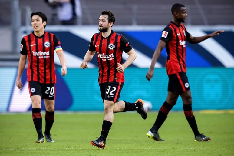 Amin Younes (c) fue clave en la victoria del Frankfurt 2-1 sobre Bayern.