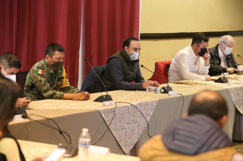La reunión con vecinos y autoridades fue encabezada por el presidente municipal de Saltillo, Manolo Jiménez.