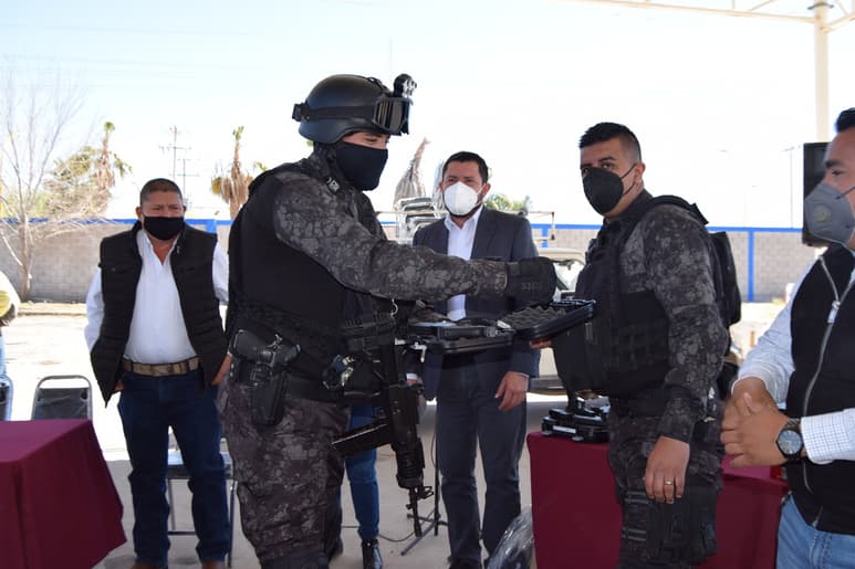 Autoridades municipales entregan armas, uniformes y constancias de capacitación a policías municipales. (EL SIGLO DE TORREÓN)