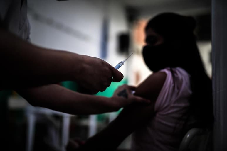 Gran Bretaña envió un proyecto de resolución al Consejo de Seguridad de Naciones Unidas demandando que todas las partes en conflicto decreten de inmediato una 'pausa humanitaria sostenida' para permitir que la gente en zona de guerra se vacune contra el coronavirus. (EFE)