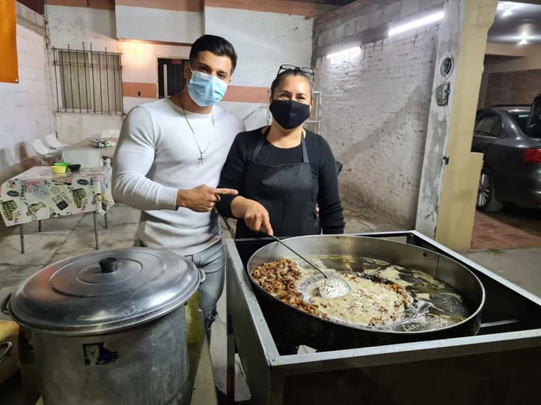 Un joven lagunero vendedor de tacos de tripas se hizo viral por su aspecto físico, el cual llamó la atención de muchas mujeres laguneras y de otros sitios. (EL SIGLO DE TORREÓN)