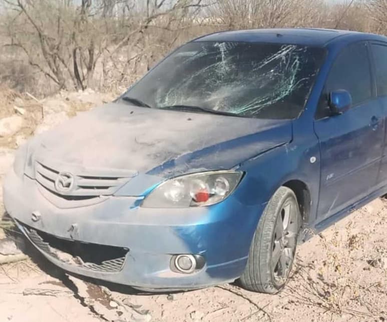 El auto y ambos afectados terminaron en un terreno baldío. (EL SIGLO DE TORREÓN)