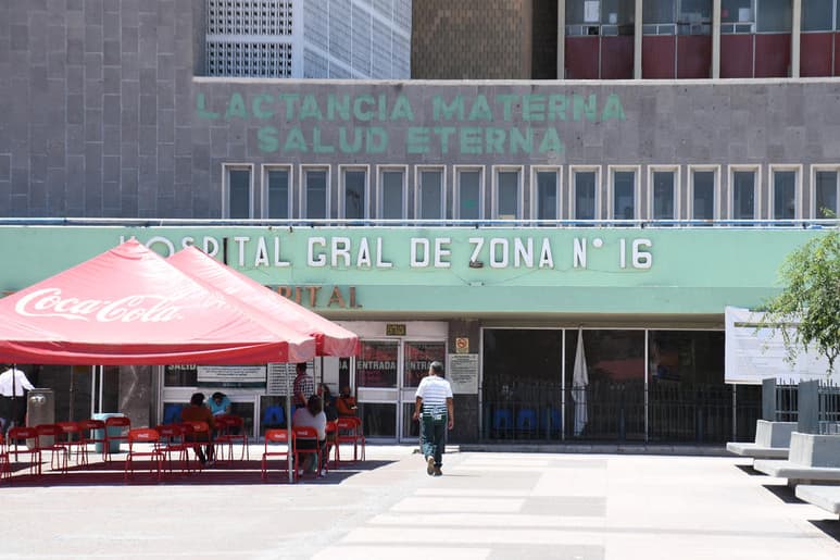 Paramédicos de la Cruz Roja arribaron al sitio y trasladaron al afectado a las instalaciones de la Clínica 16 del Instituto Mexicano del Seguro Social. (ARCHIVO)