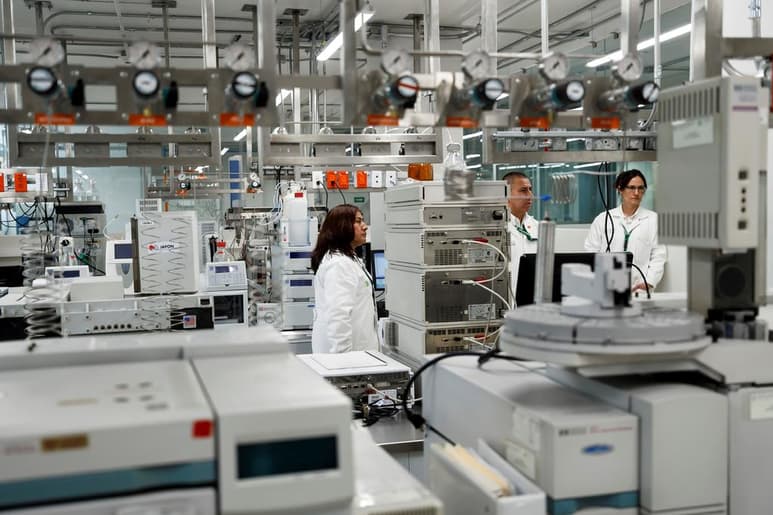 Con el semáforo epidemiológico naranja por COVID-19, a partir del lunes 22 de febrero de 2021, las universidades públicas y privadas que se encuentran en la Ciudad de México podrán realizar clases prácticas y en laboratorios, únicamente para estudiantes que estén en espera de cumplirlas para titularse y que pertenezcan a alguna de las áreas de ciencias de la salud. (ARCHIVO)