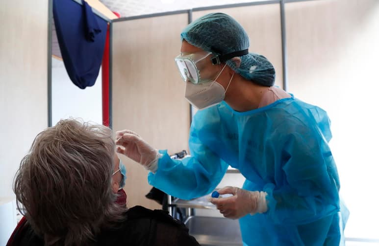 Francia sumó este domingo 22,046 casos de coronavirus en las últimas 24 horas y 160 muertos en hospitales, con los que el total de positivos desde el inicio de la epidemia se eleva a 3.6 millones y el de fallecimientos a 84,306. (ARCHIVO)