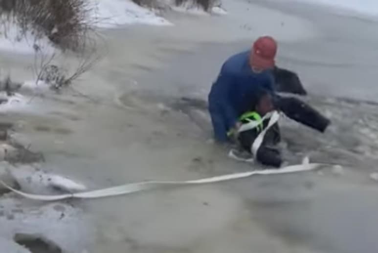 El video de su rescate se volvió viral en Facebook (CAPTURA)