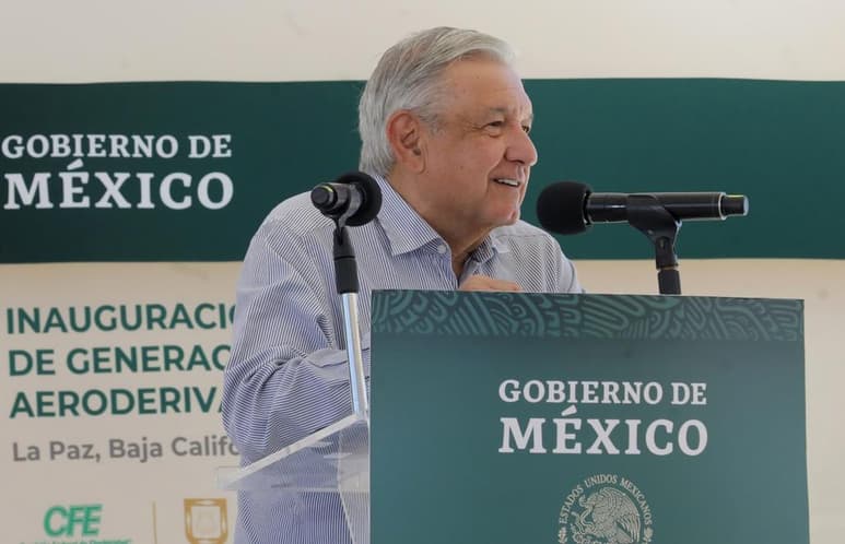 El presidente Andrés Manuel López Obrador acusó que grupos conservadores echaron a andar una contracampaña a su llamado de ahorrar luz ante la crisis energética ocasionada por la escasez del gas proveniente de Texas, por lo que aseguró que una de las reglas de la protesta civil pacífica es 'no hacer el ridículo'. (EFE)