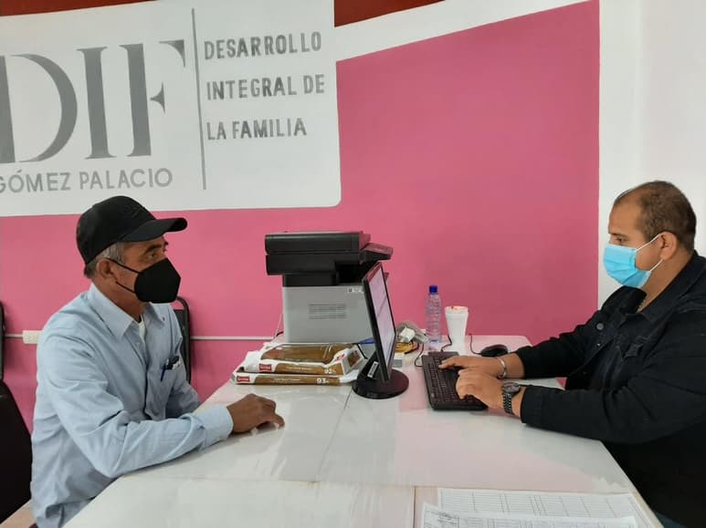 Tras dos semanas de haber instalado cuatro módulos de atención para realizar el registro de adultos mayores para recibir la vacuna de COVID-19, el Sistema para el Desarrollo Integral de la Familia (DIF) Gómez Palacio, reporta hasta este fin de semana el registro oportuno de 1,830 personas de la tercera edad. (EL SIGLO DE TORREÓN)