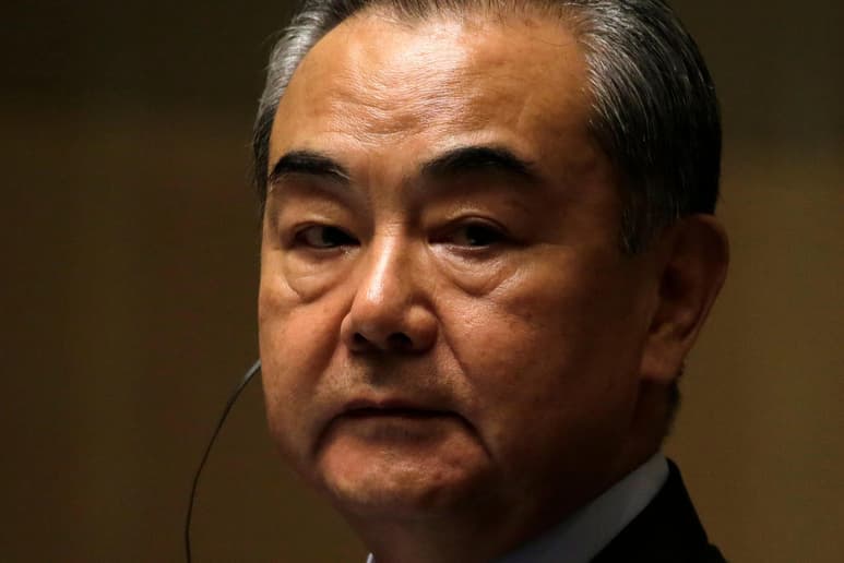El ministro de Relaciones Exteriores de China, Wang Yi, pidió el lunes al gobierno del presidente estadounidense Joe Biden que retirara las restricciones sobre el comercio y los contactos interpersonales, al tiempo que reduzca lo que Beijing considera es una injerencia injustificada en las regiones de Taiwán, Hong Kong, Xinjiang y el Tibet. (ESPECIAL)